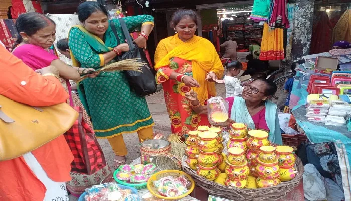 लखनऊ: करवाचौथ पर चूड़ियों और गहनों से चमके बाजार