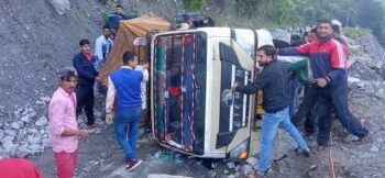 गरमपानी: कनवाड़ी की पहाड़ी के समीप वाहन अनियंत्रित होकर मोटर मार्ग में पलटा