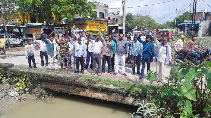 रायबरेली: जर्जर पुलिया को लेकर ग्रामीणों का फूटा गुस्सा,किया प्रदर्शन