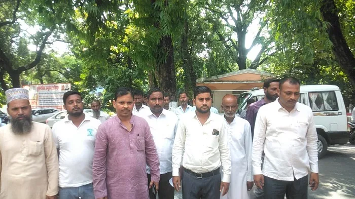 बहराइच: छह मौतों के बाद भी नहीं जागा बिजली महकमा, प्रदर्शन