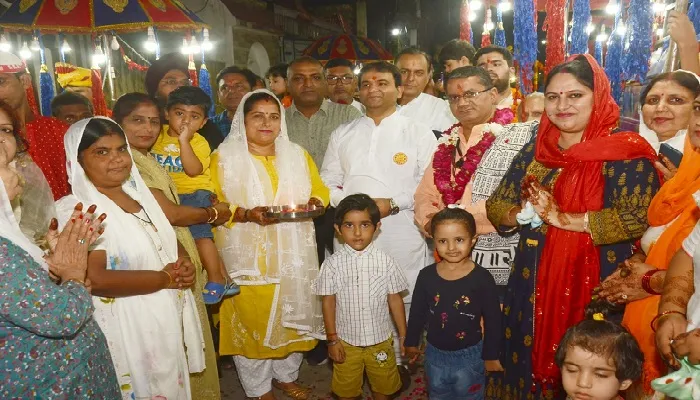 अयोध्या: सिंधी बैंड पर महिलाओं ने किया डांडिया नृत्य