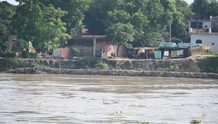 अयोध्या: बाढ़ से बेघर 11 हजार की आबादी, मरहम में मिला लंच पैकेट