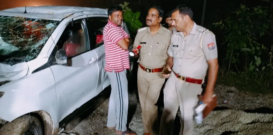 पीलीभीत: दर्दनाक सड़क हादसा, अनियंत्रित कार नहर में गिरी, एक की मौत, 10 घायल