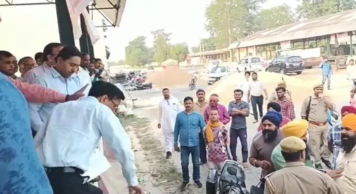 पीलीभीत: धान घर से सुखाकर न लाने की बात पर भड़का किसान, बोला- कैसे डीएम हो… किसानों की समस्या नहीं सुन रहे, देखें वीडियो