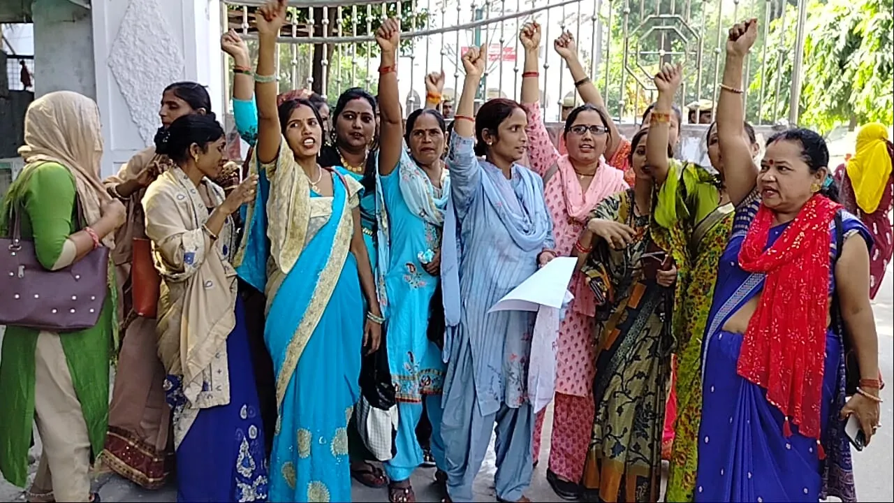 बरेली: ग्राम पंचायत में तैनात महिला मेटों ने अपनी इन मांगों लेकर डीएम को सौंपा ज्ञापन