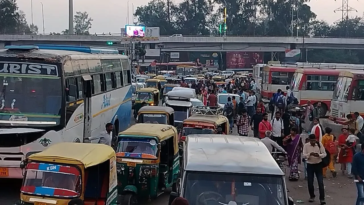 बरेली: दिवाली पर घर जाने की जद्दोजहद, बस स्टैंड से लेकर जंक्शन तक खचाखच यात्रियों की भीड़