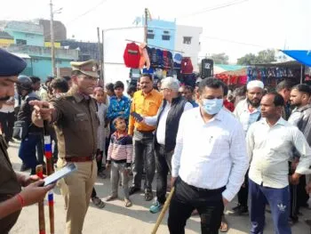 हल्द्वानी: सड़क पर लगी दुकानों पर चला निगम का डंडा