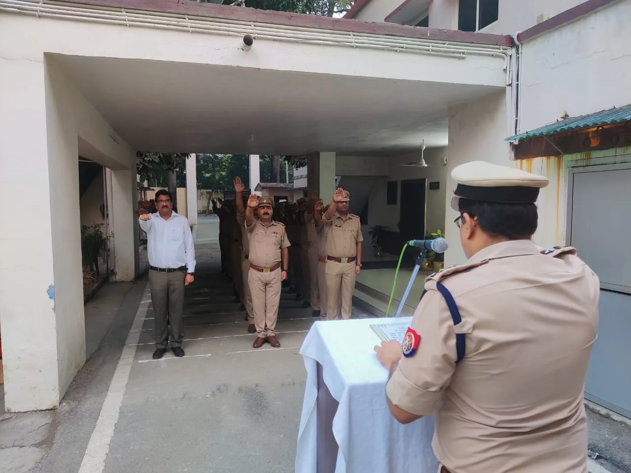 बरेली: सरदार वल्लभ भाई पटेल की जयंती पर रेंज ऑफिस स्टाफ को राष्ट्रीय एकता की शपथ दिलाते हुए IG रेंज रमित शर्मा