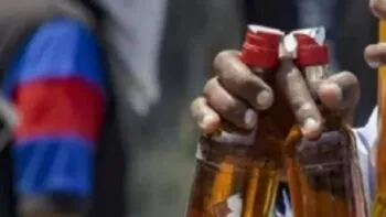 शांतिपुर: शराब उन्मूलन अभियान समिति के युवाओं ने शराब तस्कर का पीछा कर पकड़े 38 पाउच