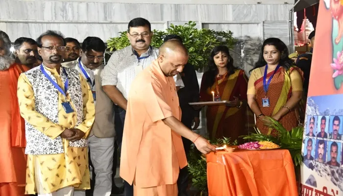 गोरखपुर: शहीदों की याद में सीएम योगी ने जलाया दीया