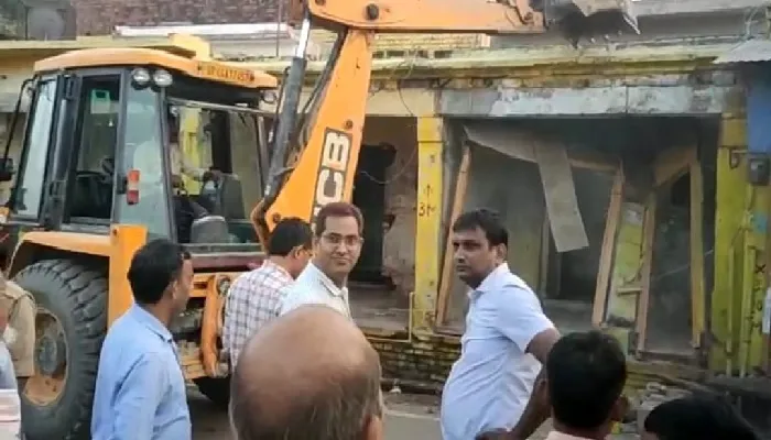 अवैध अतिक्रमण अभियान : भक्ति पथ पर चला बुलडोजर, दुकानदान भी सामान समेटने में जुटे