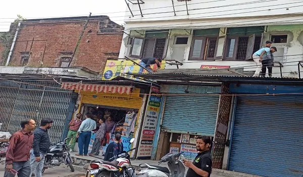 मुरादाबाद : गजब! नगर निगम की टीम को देख खुद अतिक्रमण हटाने लगे दुकानदार
