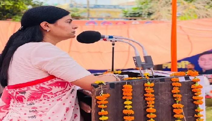 बाराबंकी : सपा-भाजपा के गढ़ में सियासी जमीन तलाशती नजर आई अनुप्रिया