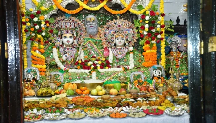 अन्नकूट की धूम : भगवान को लगा 56 व्यंजनों का भोग