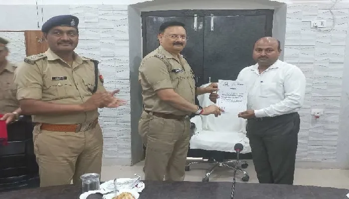 सम्मानित पुलिस अफसर : पुलिस महानिरीक्षक लखनऊ जोन ने किया सम्मानित