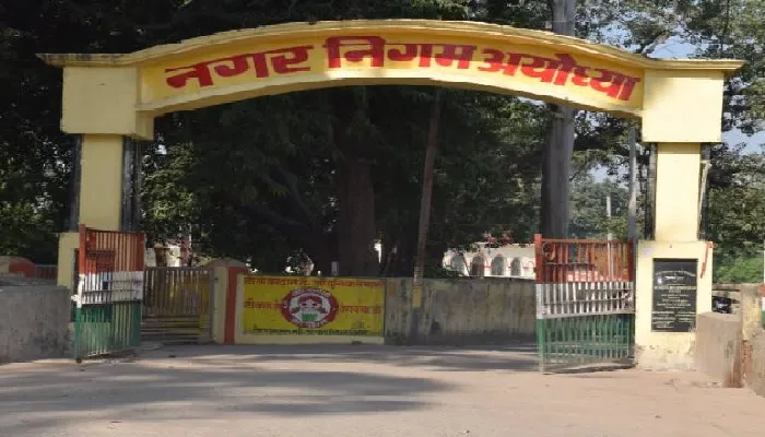 वेतन के आश्वासन पर सफाई कर्मियों का आंदोलन 30 तक टला