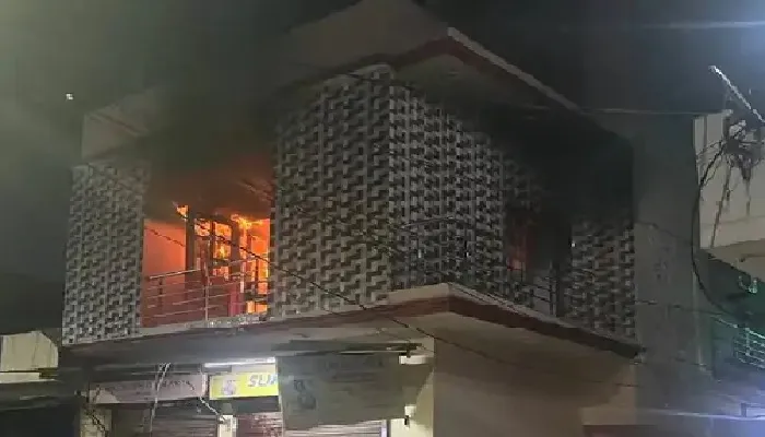 आग से हड़कंप : दो घर समेत तीन दुकानों में लगी आग