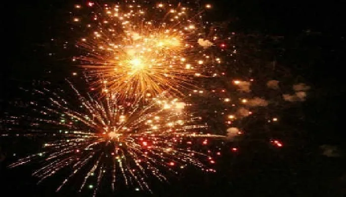 दीपावली पर आतिशबाजी : दियों और टिमटिमाती झालरों से जगमगाया शहर
