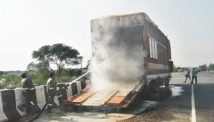 इटावा : ट्रक में लगी आग, लाखों का सामान जलकर राख
