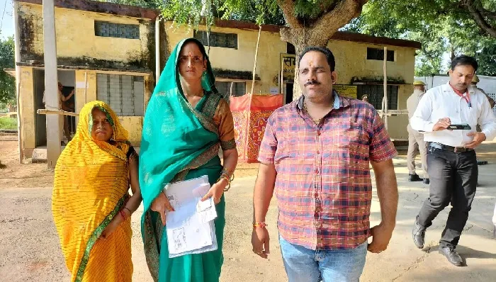 उपचुनाव : सपा भाजपा के उम्मीदवारों ने किया पर्चा दाखिल