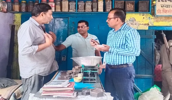 रामपुर : एसडीएम ने खाद्य विभाग की टीम के साथ दुकानों पर की छापामारी कार्रवाई, सरसों के तेल के नमूने लिए