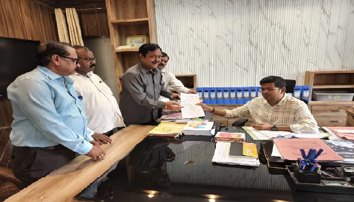 प्रदर्शन : एडवांड वेतन की मांग को लेकर नगर निगम कमर्चारियों ने किया ऑडिटर का घेराव