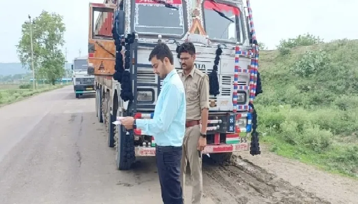 प्रशासन का एक्शन : अवैध परिवहन में सीज किए गए चार डंफर