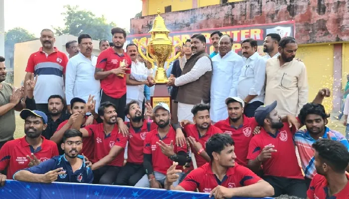 बाराबंकी : सीतापुर को हराकर गाजियाबाद में जीता टेनिस बॉल क्रिकेट टूर्नामेंट