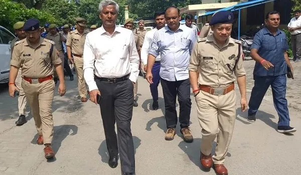 मुरादाबाद : डीएम-एसएसपी ने किया न्यायालय परिसर का निरीक्षण, कानून व्यवस्था बनाए रखने के दिए निर्देश