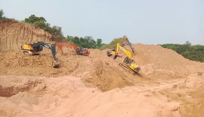 अवैध खनन : निजी भूमि के नाम पर धड़ल्ले से हो रही लाल सोने की लूट