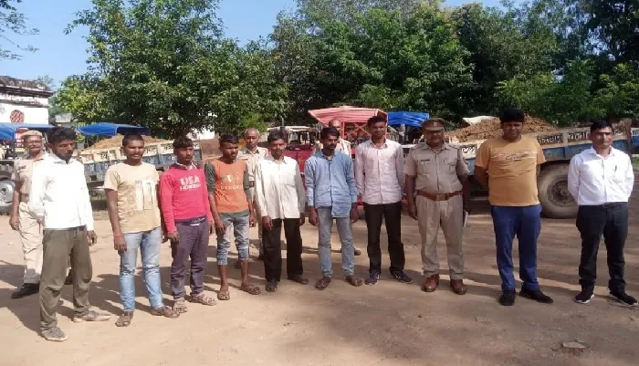 वाहन सीज : मिट्टी की अवैध खनन करते पकड़े गए आधा दर्जन ट्रैक्टर