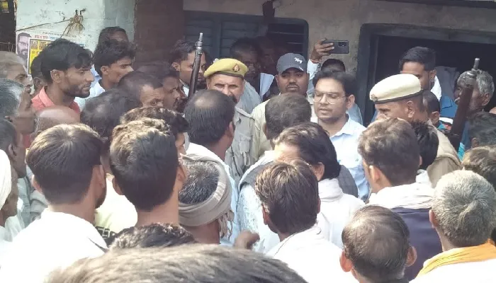 खाद की मारामारी : शिकायत पर जांच करने पीसीएफ केंद्र पहुंचे एसडीएम