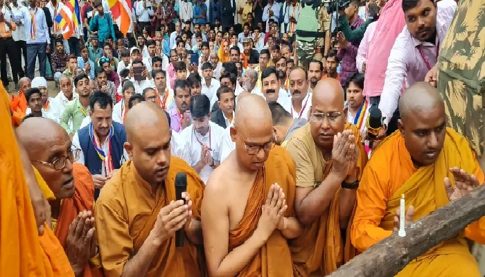 बुद्ध महोत्सव : बौद्ध भिक्षु व अनुयायियों ने निकाली धम्म यात्रा