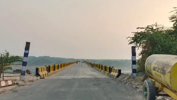 राह सुगम: चार माह बाद चंबल पुल से भारी वाहनों का आवागमन शुरू