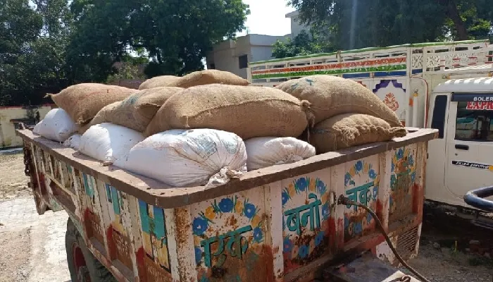 टैक्स वसूली : पुलिस ने ट्रैक्टर-ट्रॉली से 40 क्विंटल चावल पकड़ा