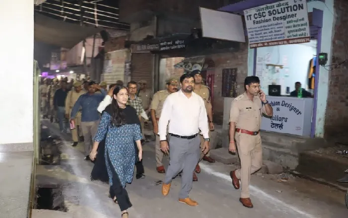 चित्रकूट : डीएम-एसपी ने शहर में घूमकर दिया सुरक्षा का आश्वासन