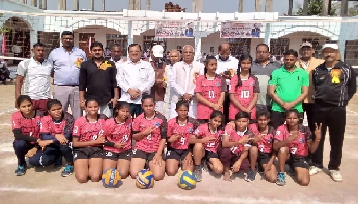 डिस्ट्रिक्ट वालीबॉल चैंपियनशिप : ग्राउंड में दिखा खिलाड़ियों का उत्साह