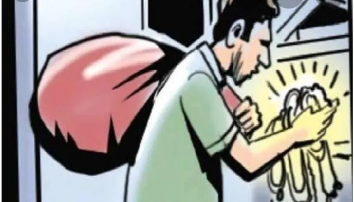 संभल: सभासद सहित दो घरों से चार लाख की चोरी