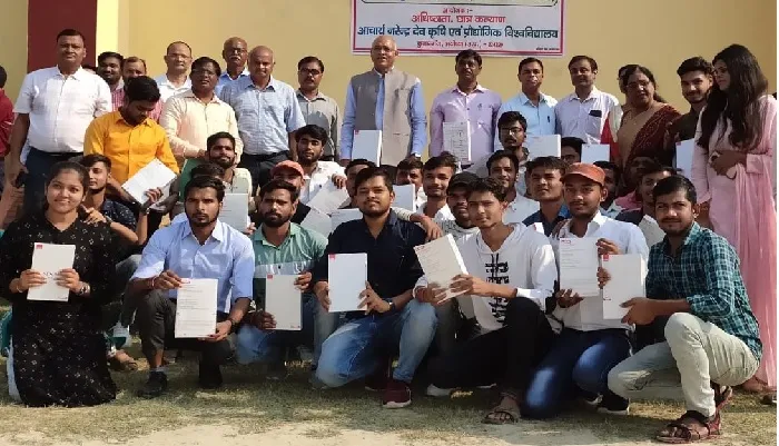 अयोध्या : कुलपति ने बांटे 162 विद्यार्थियों को टैबलेट