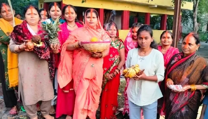 छठ पूजा : होठों पर सजे मांगलिक गीत, छठ मैया के पूजन में बिखरी अनुपम छटा