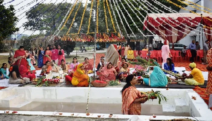 छठ पूजा : रूपापुर चीनी मिल में उगते सूरज को अर्घ्य देकर मनाया गया त्योहार