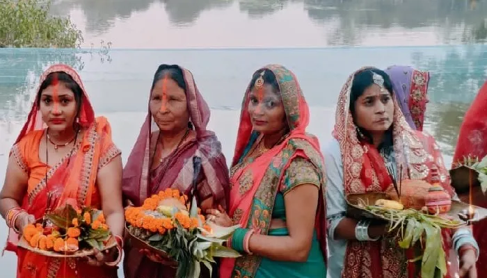 छठ पूजा : पानी में खड़े होकर महिलाओं ने डूबते सूर्य को दिया अर्घ्य