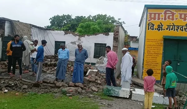अमरोहा : लगातार हो रही बारिश से जनजीवन अस्त व्यस्त, हसनपुर में जर्जर प्राथमिक विद्यालय गिरा