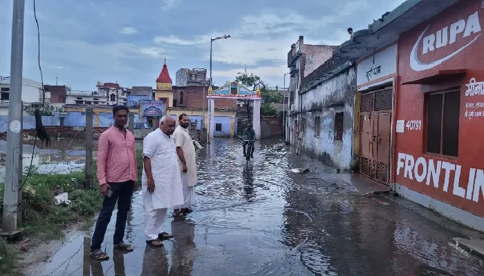 जल निकासी के निर्देश : सांसद, मेयर व नगर आयुक्त ने प्रभावित क्षेत्रों का किया दौरा