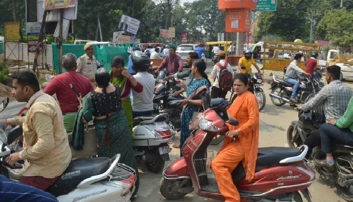 सीएम  का आगमन : घर तक जाने के लिए सुरक्षा कर्मियों से गिड़गिड़ाते रहे स्कूली बच्चे