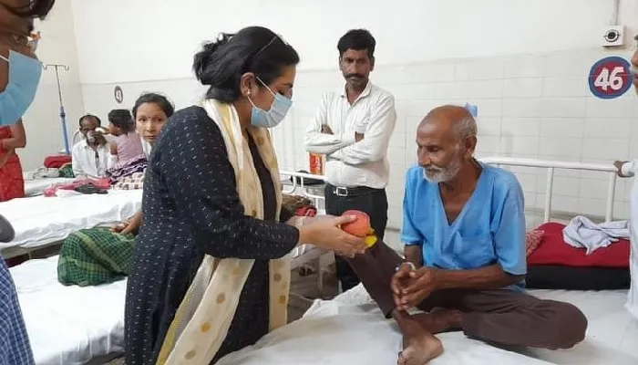 मरीजों का छलका दर्द : डीएम ने जिला अस्पताल में बांटे फल