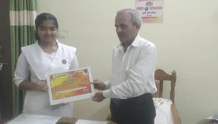 मेधावी : अनुप्रिया ने नहीं मानी हार और बनी जिला टॉपर
