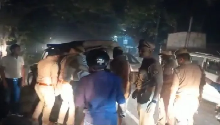 पुलिस मित्र : बाइक और स्कूटी की भीषण भिड़ंत, ज्वाइंट कमिश्नर ने गाड़ी से उतरकर की मदद