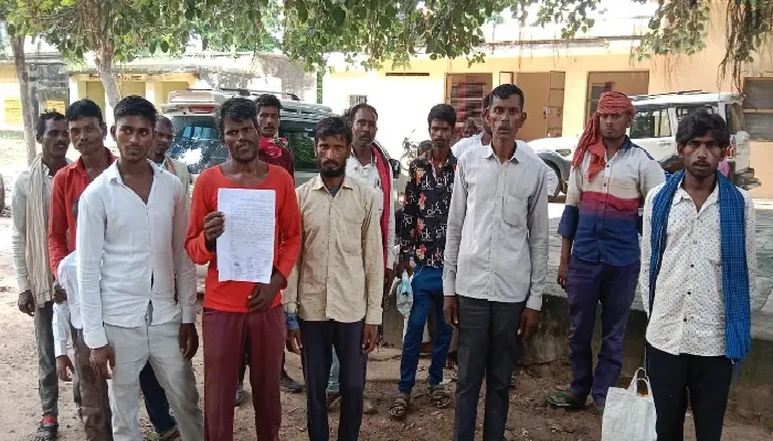 आरोप : मनमानी कीमत पर मछलियां खरीदता है ठेकेदार