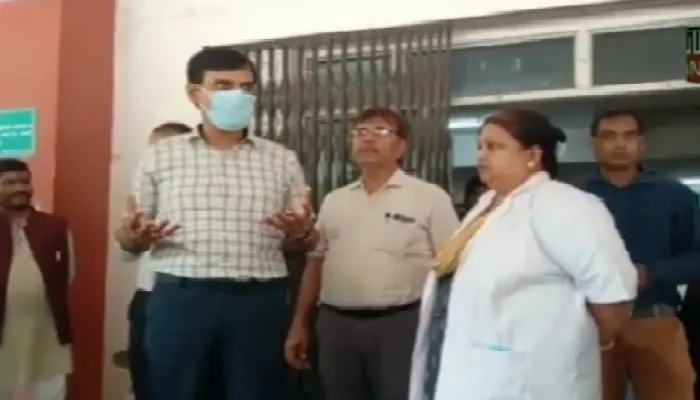 औचक निरीक्षण : लगातार आ रहीं शिकायत पर डीएम पहुंचे जिला अस्पताल